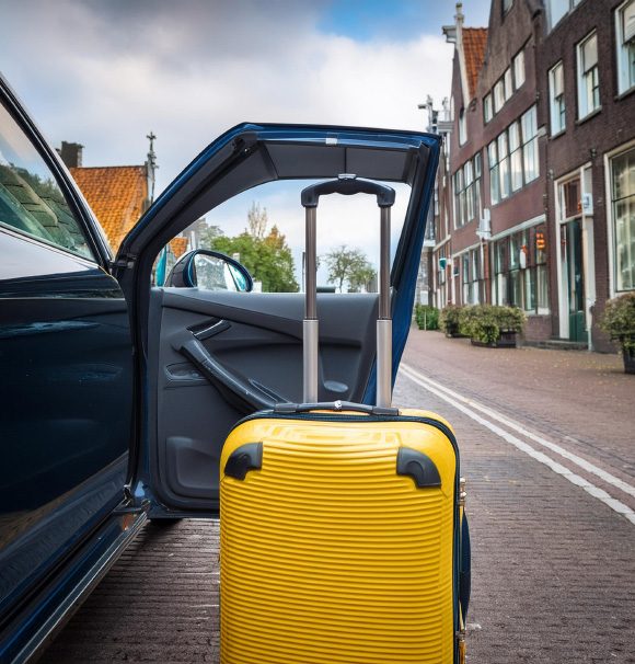 Koffer stapt in auto